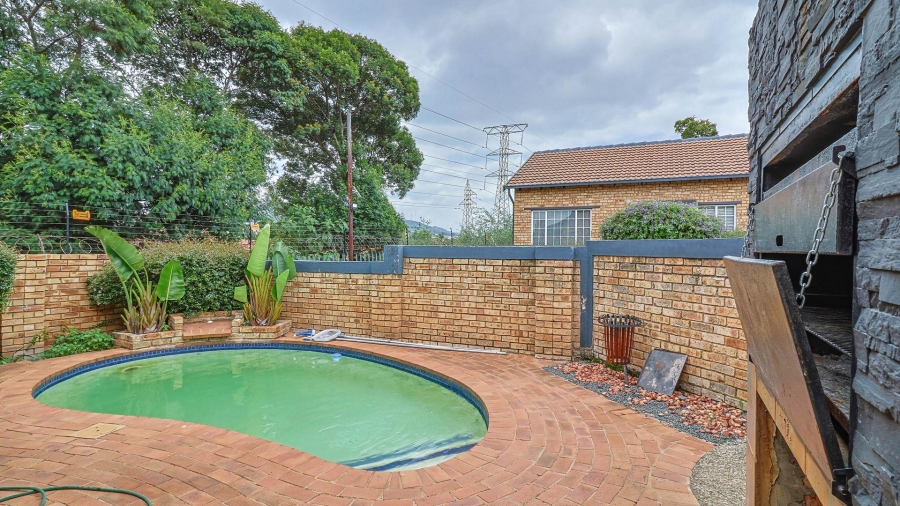 2 Bedroom Property for Sale in Wilgeheuwel Gauteng