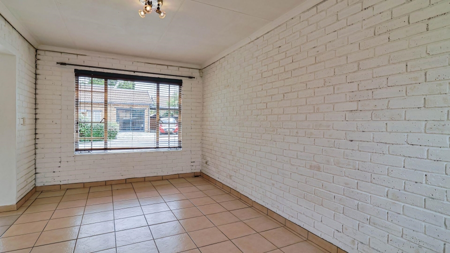 2 Bedroom Property for Sale in Wilgeheuwel Gauteng