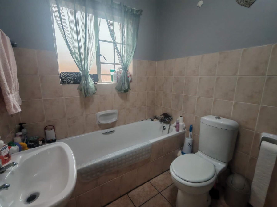 2 Bedroom Property for Sale in Rooihuiskraal North Gauteng