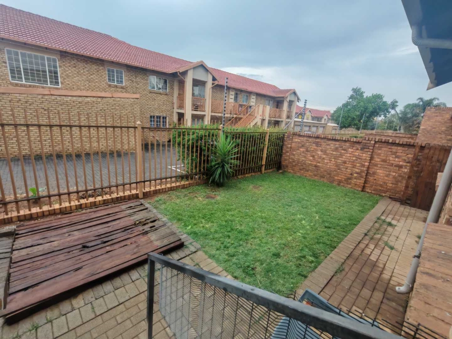 2 Bedroom Property for Sale in Rooihuiskraal North Gauteng