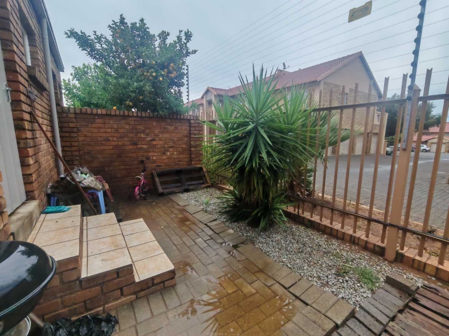 2 Bedroom Property for Sale in Rooihuiskraal North Gauteng