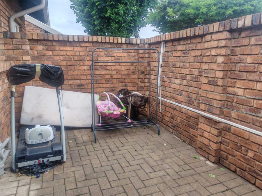 2 Bedroom Property for Sale in Rooihuiskraal North Gauteng