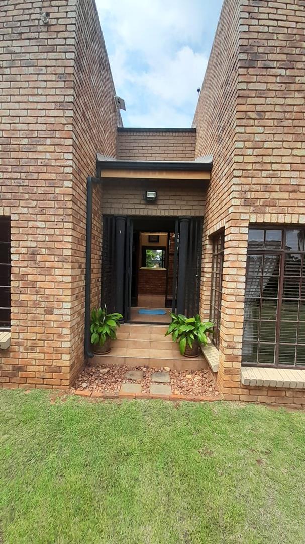6 Bedroom Property for Sale in Birchleigh Gauteng