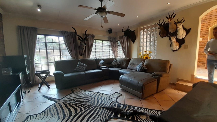 6 Bedroom Property for Sale in Birchleigh Gauteng