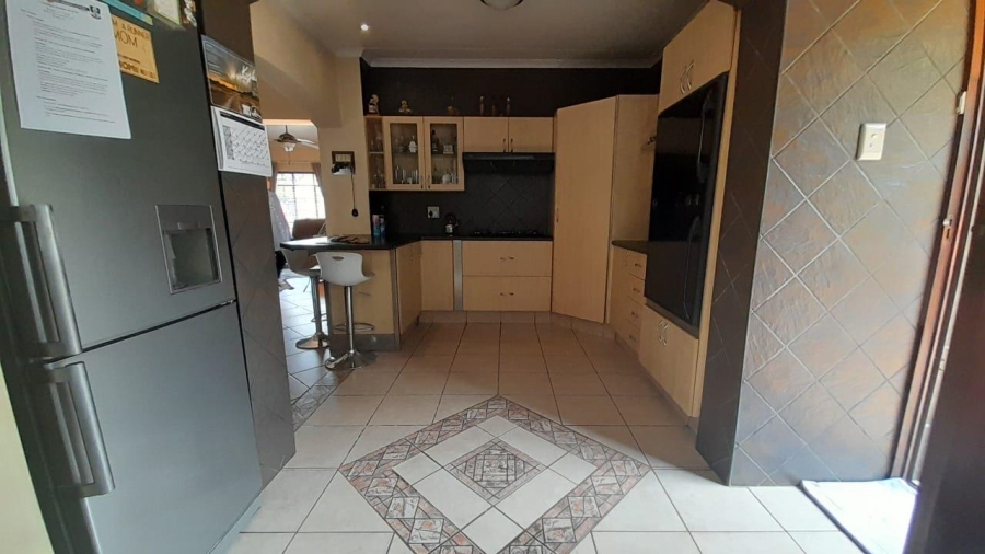 6 Bedroom Property for Sale in Birchleigh Gauteng