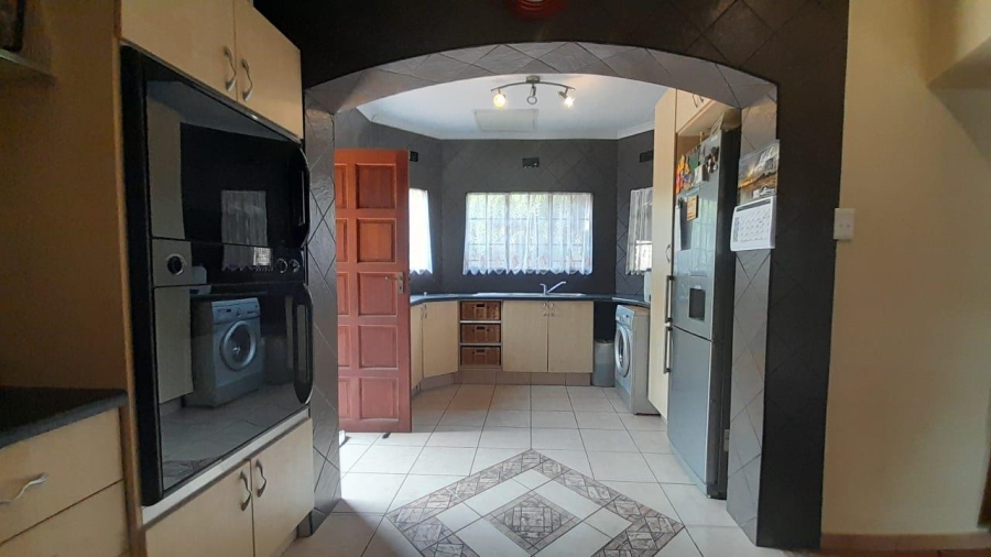6 Bedroom Property for Sale in Birchleigh Gauteng