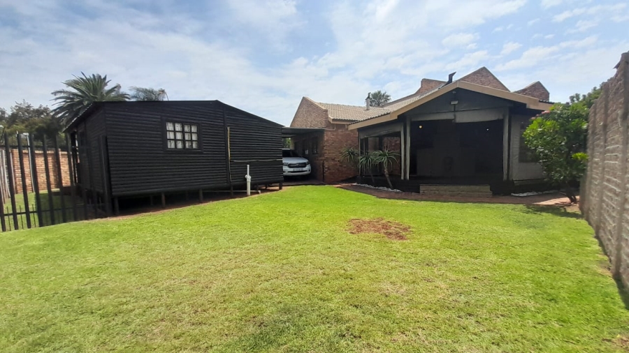 6 Bedroom Property for Sale in Birchleigh Gauteng