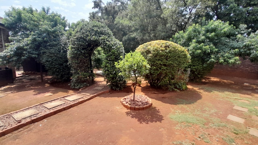 6 Bedroom Property for Sale in Birchleigh Gauteng