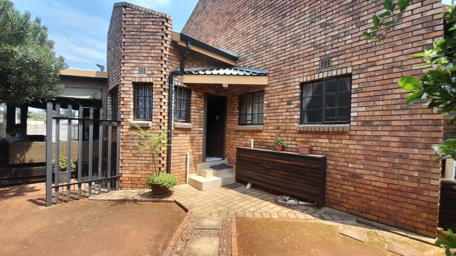 6 Bedroom Property for Sale in Birchleigh Gauteng