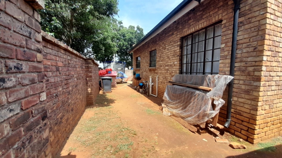 6 Bedroom Property for Sale in Birchleigh Gauteng