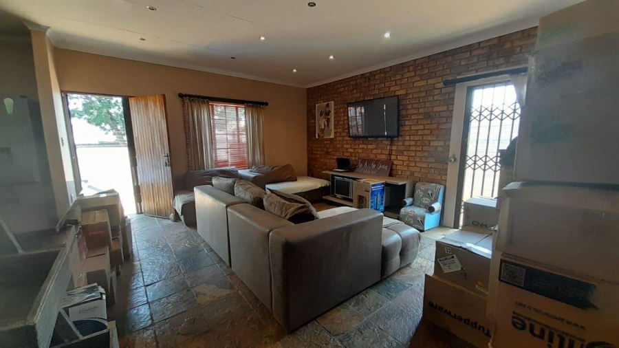 6 Bedroom Property for Sale in Birchleigh Gauteng