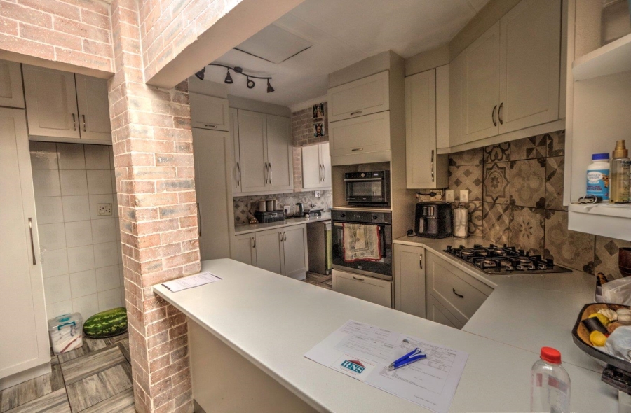 4 Bedroom Property for Sale in Glen Marais Gauteng