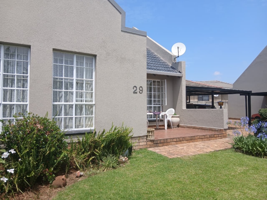 2 Bedroom Property for Sale in Albertsdal Gauteng