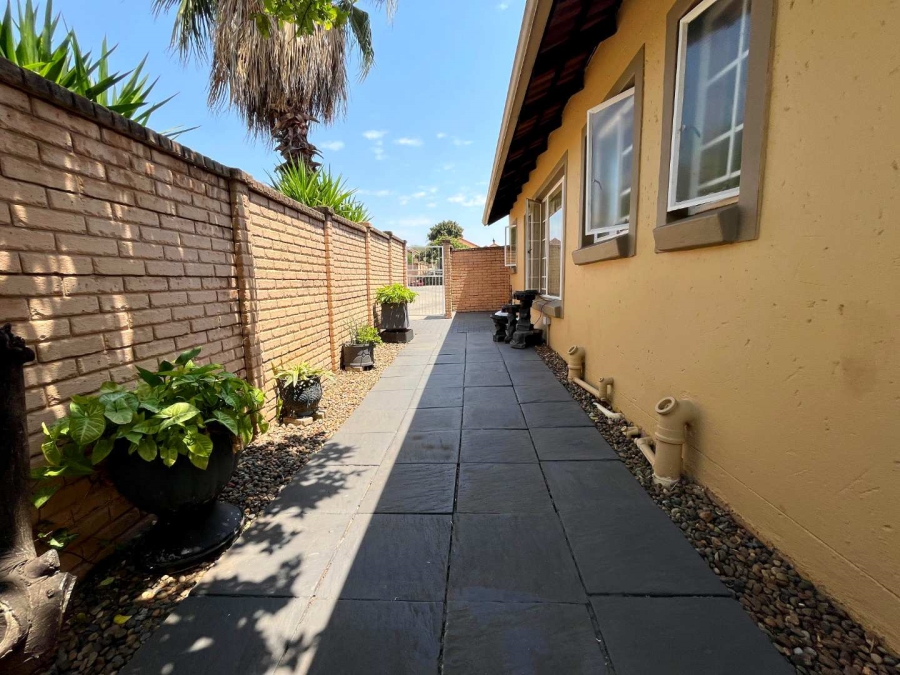 2 Bedroom Property for Sale in Willow Park Manor Gauteng