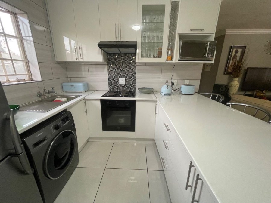 To Let 2 Bedroom Property for Rent in Birch Acres Gauteng