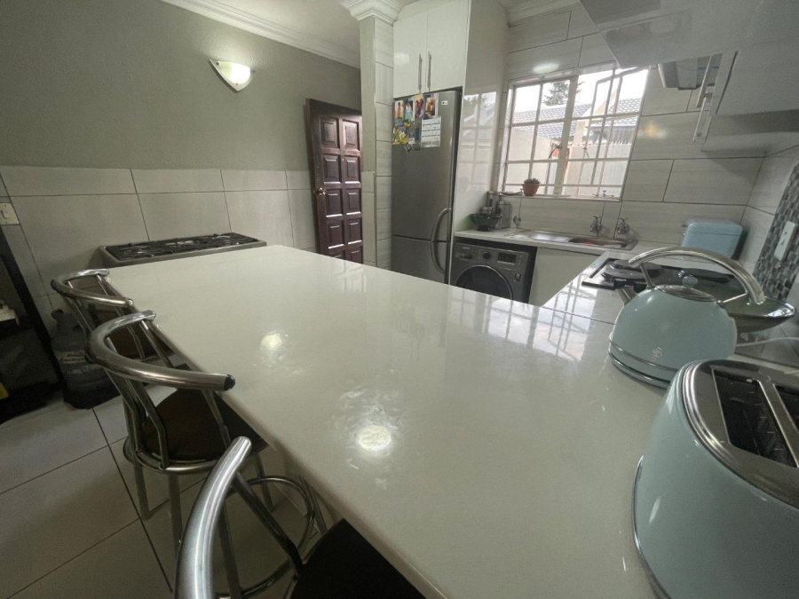 To Let 2 Bedroom Property for Rent in Birch Acres Gauteng