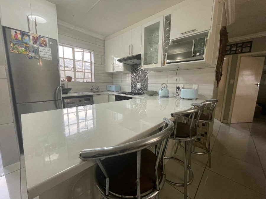 To Let 2 Bedroom Property for Rent in Birch Acres Gauteng