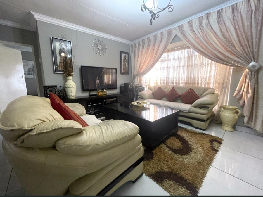 To Let 2 Bedroom Property for Rent in Birch Acres Gauteng