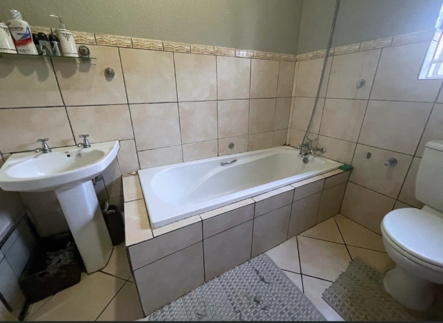 To Let 2 Bedroom Property for Rent in Birch Acres Gauteng