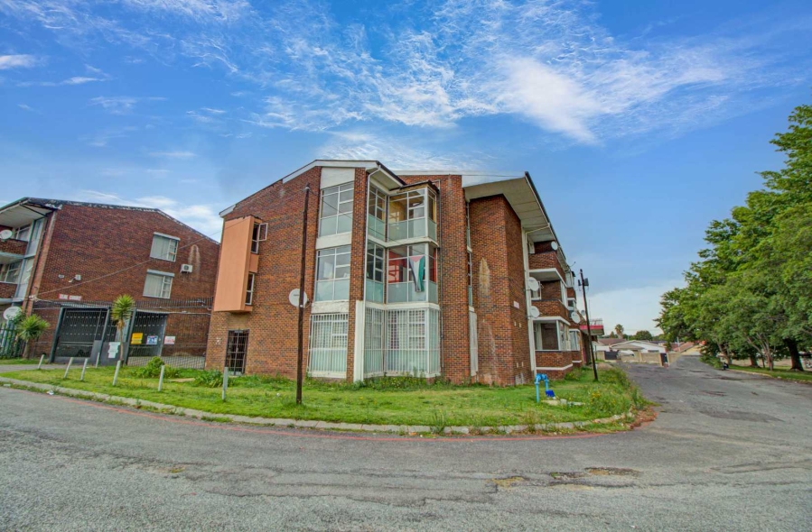 2 Bedroom Property for Sale in Florida Lake Gauteng