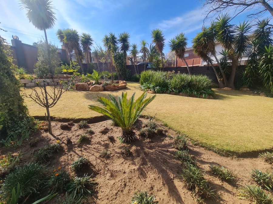 4 Bedroom Property for Sale in Linmeyer Gauteng