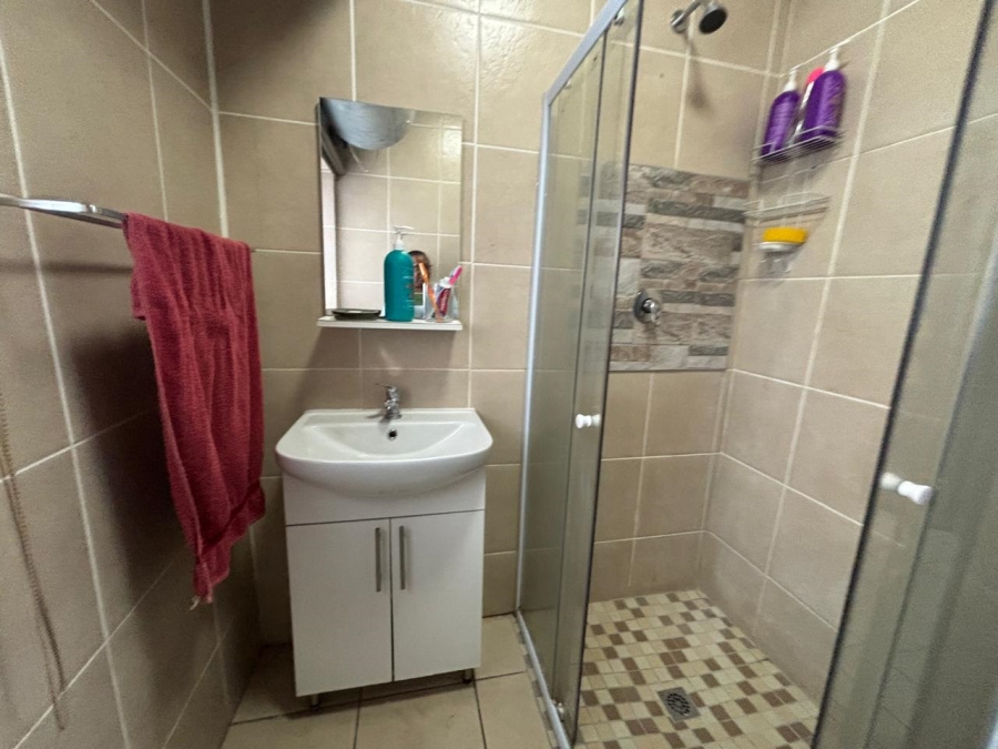 2 Bedroom Property for Sale in Crown Gardens Gauteng