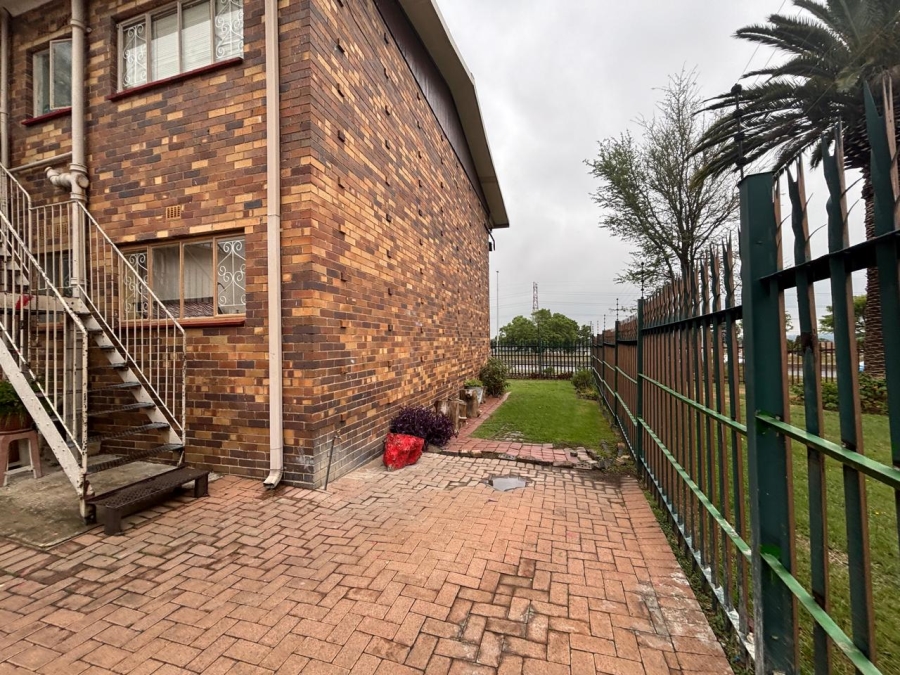 2 Bedroom Property for Sale in Crown Gardens Gauteng