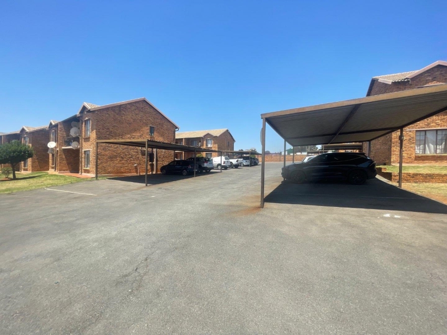 2 Bedroom Property for Sale in Chloorkop Gauteng
