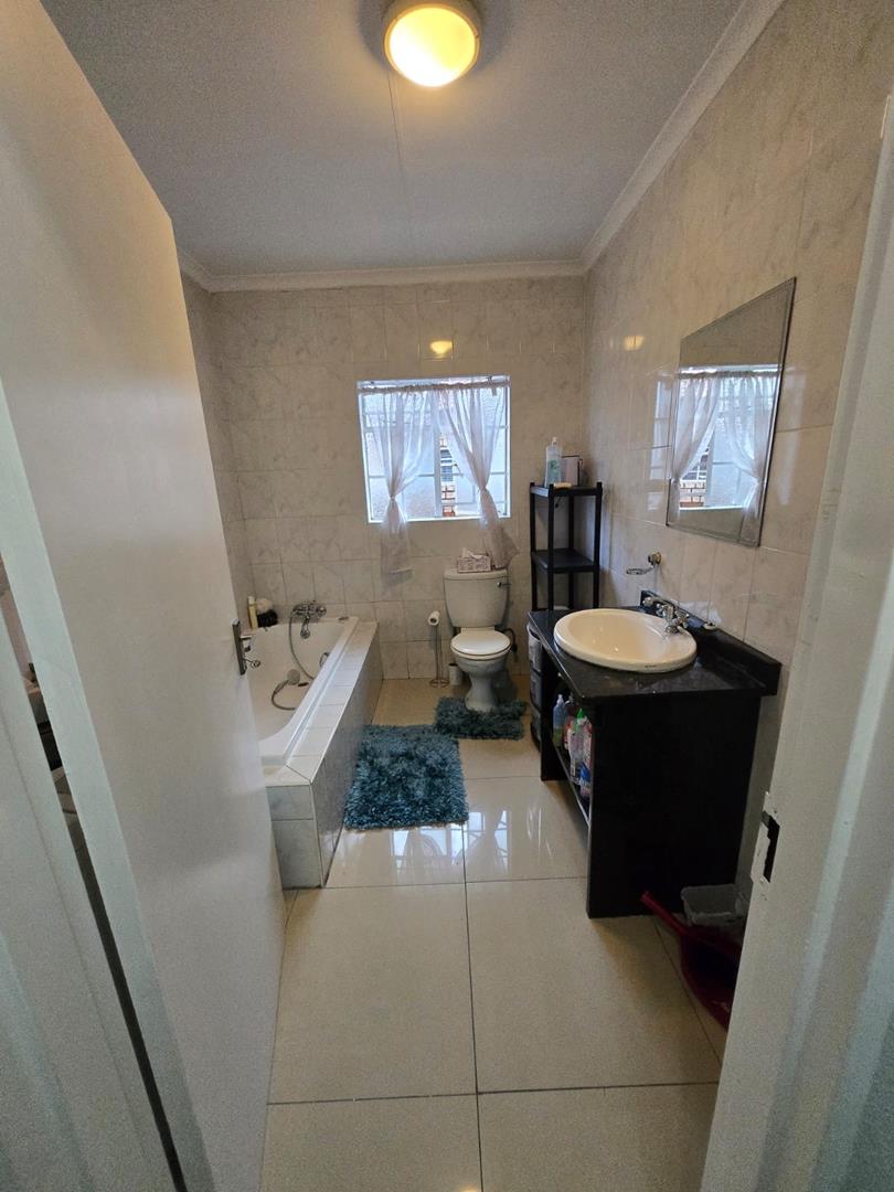 To Let 3 Bedroom Property for Rent in New Redruth Gauteng