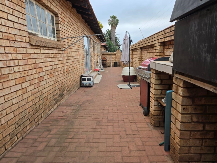 To Let 3 Bedroom Property for Rent in New Redruth Gauteng