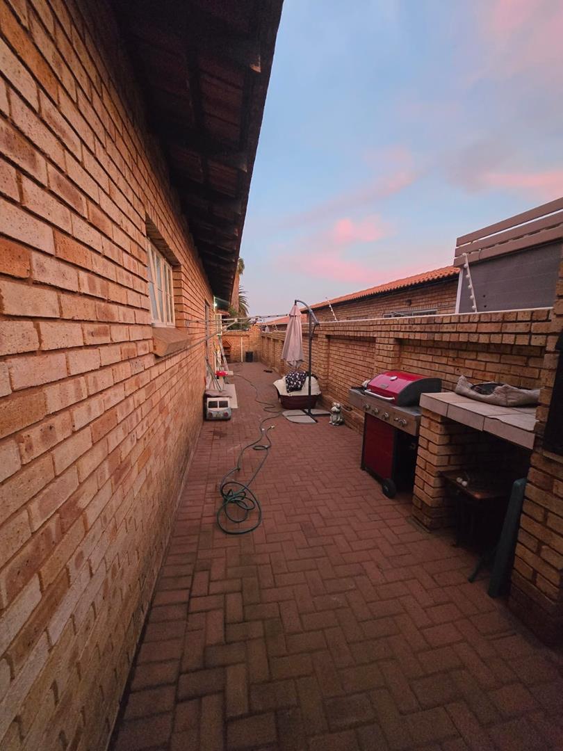 To Let 3 Bedroom Property for Rent in New Redruth Gauteng