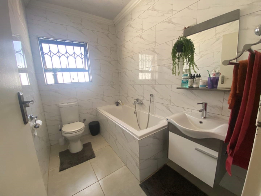 4 Bedroom Property for Sale in Mulbarton Gauteng
