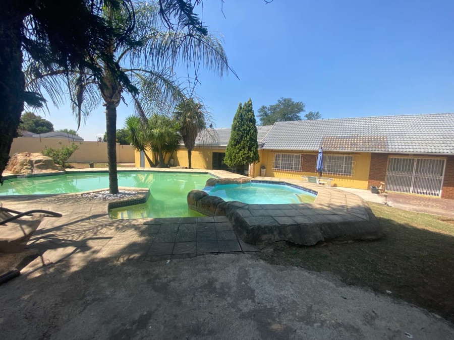 4 Bedroom Property for Sale in Mulbarton Gauteng