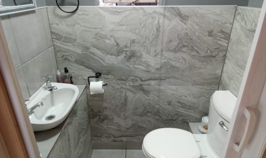 4 Bedroom Property for Sale in Wilgeheuwel Gauteng