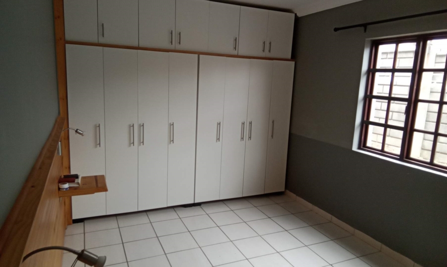 4 Bedroom Property for Sale in Wilgeheuwel Gauteng