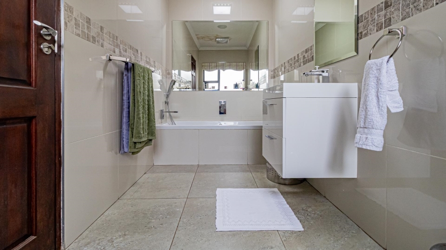 To Let 4 Bedroom Property for Rent in Roodekrans Ext 9 Gauteng