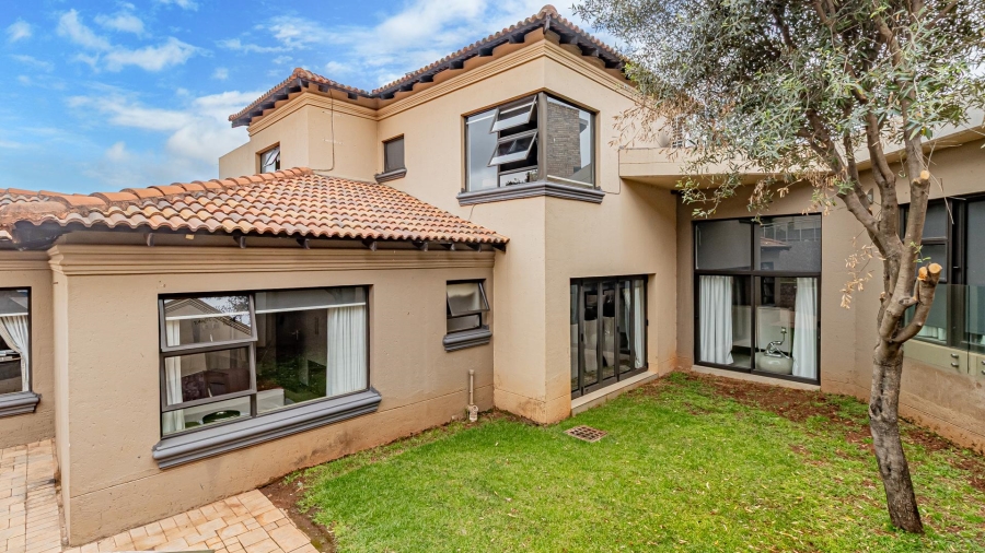 To Let 4 Bedroom Property for Rent in Roodekrans Ext 9 Gauteng