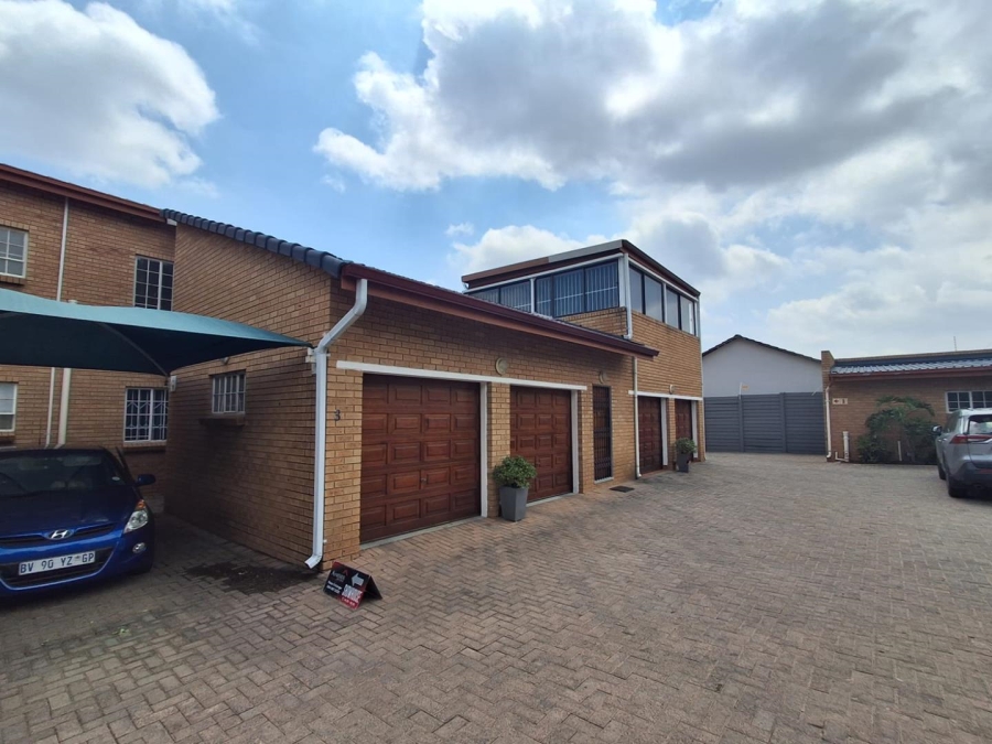 3 Bedroom Property for Sale in New Redruth Gauteng