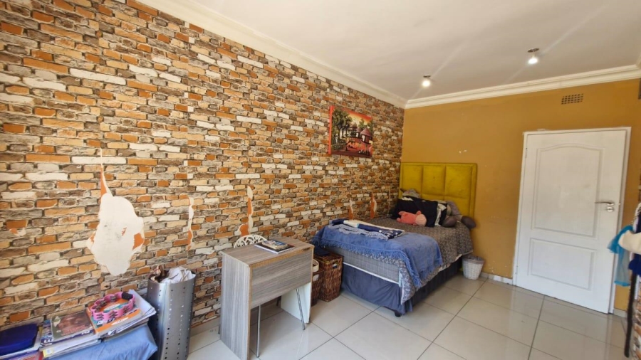 5 Bedroom Property for Sale in Brackendowns Gauteng