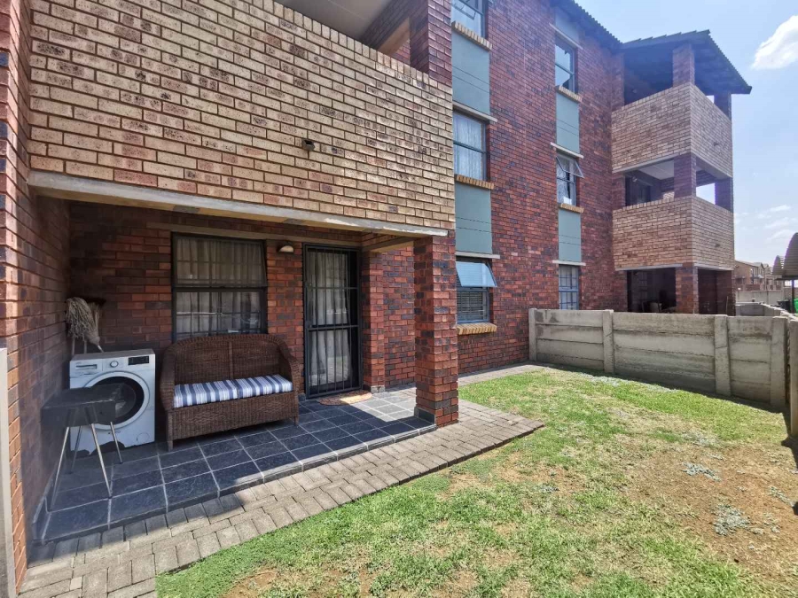 To Let 2 Bedroom Property for Rent in Olifantsvlei Gauteng