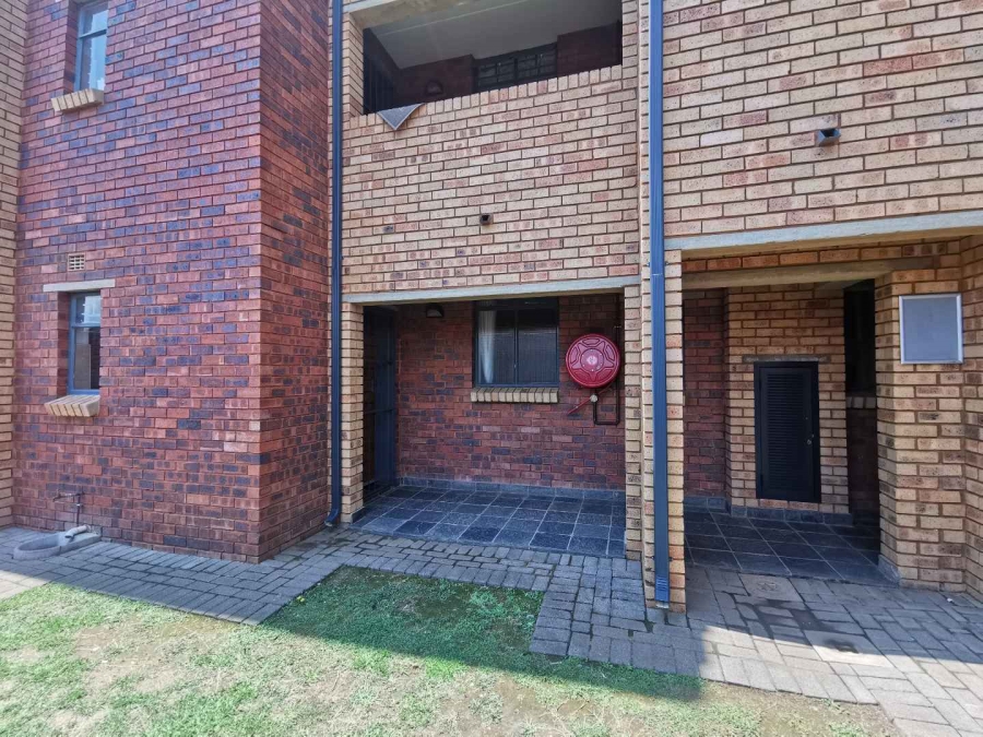 To Let 2 Bedroom Property for Rent in Olifantsvlei Gauteng