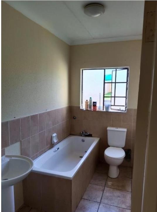 To Let 3 Bedroom Property for Rent in Corlett Gardens Gauteng