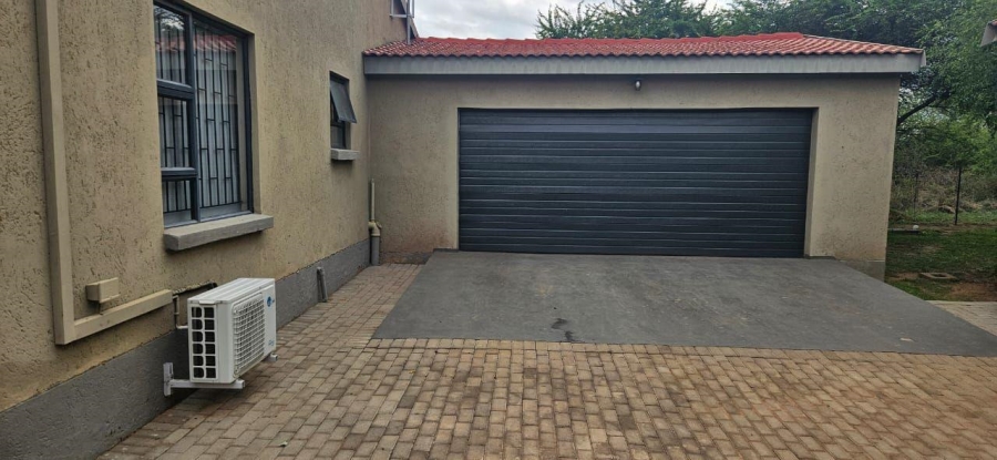 6 Bedroom Property for Sale in Dinokeng Gauteng