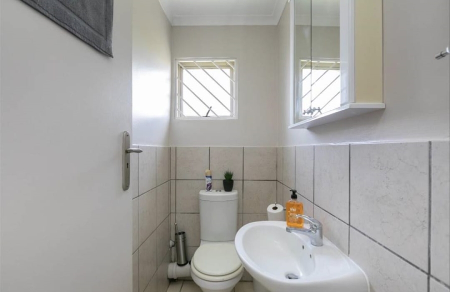 To Let 2 Bedroom Property for Rent in Sandown Gauteng