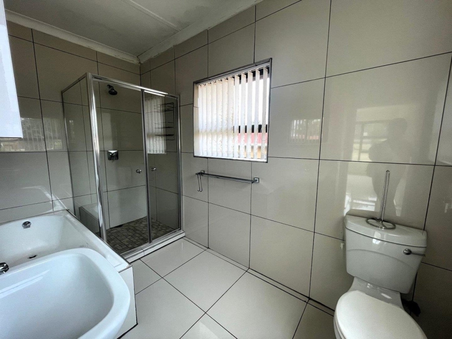 To Let 4 Bedroom Property for Rent in Florida Glen Gauteng