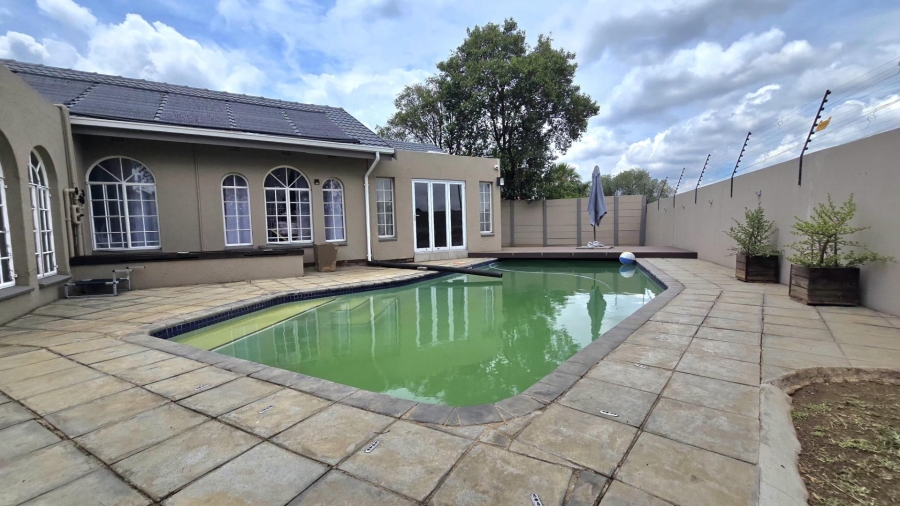 4 Bedroom Property for Sale in Verwoerdpark Gauteng