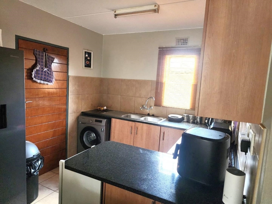 To Let 2 Bedroom Property for Rent in Olifantsvlei Gauteng