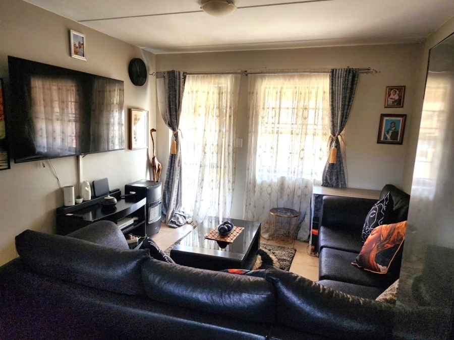 To Let 2 Bedroom Property for Rent in Olifantsvlei Gauteng