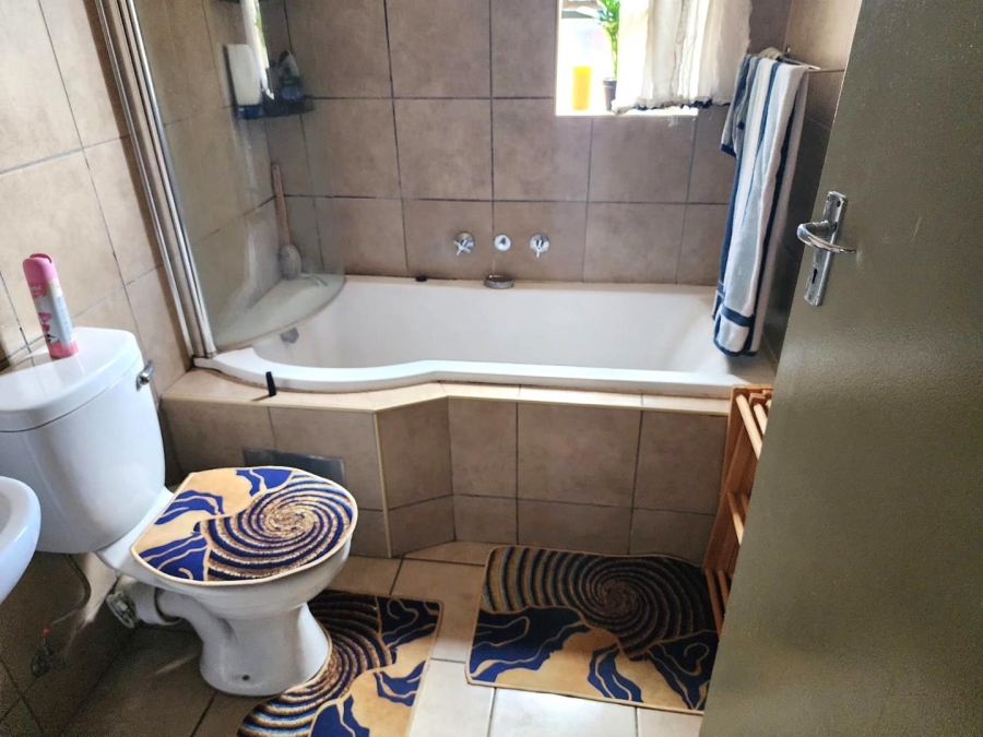 To Let 2 Bedroom Property for Rent in Olifantsvlei Gauteng