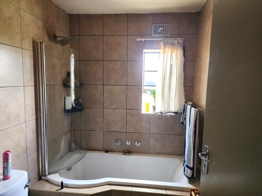 To Let 2 Bedroom Property for Rent in Olifantsvlei Gauteng